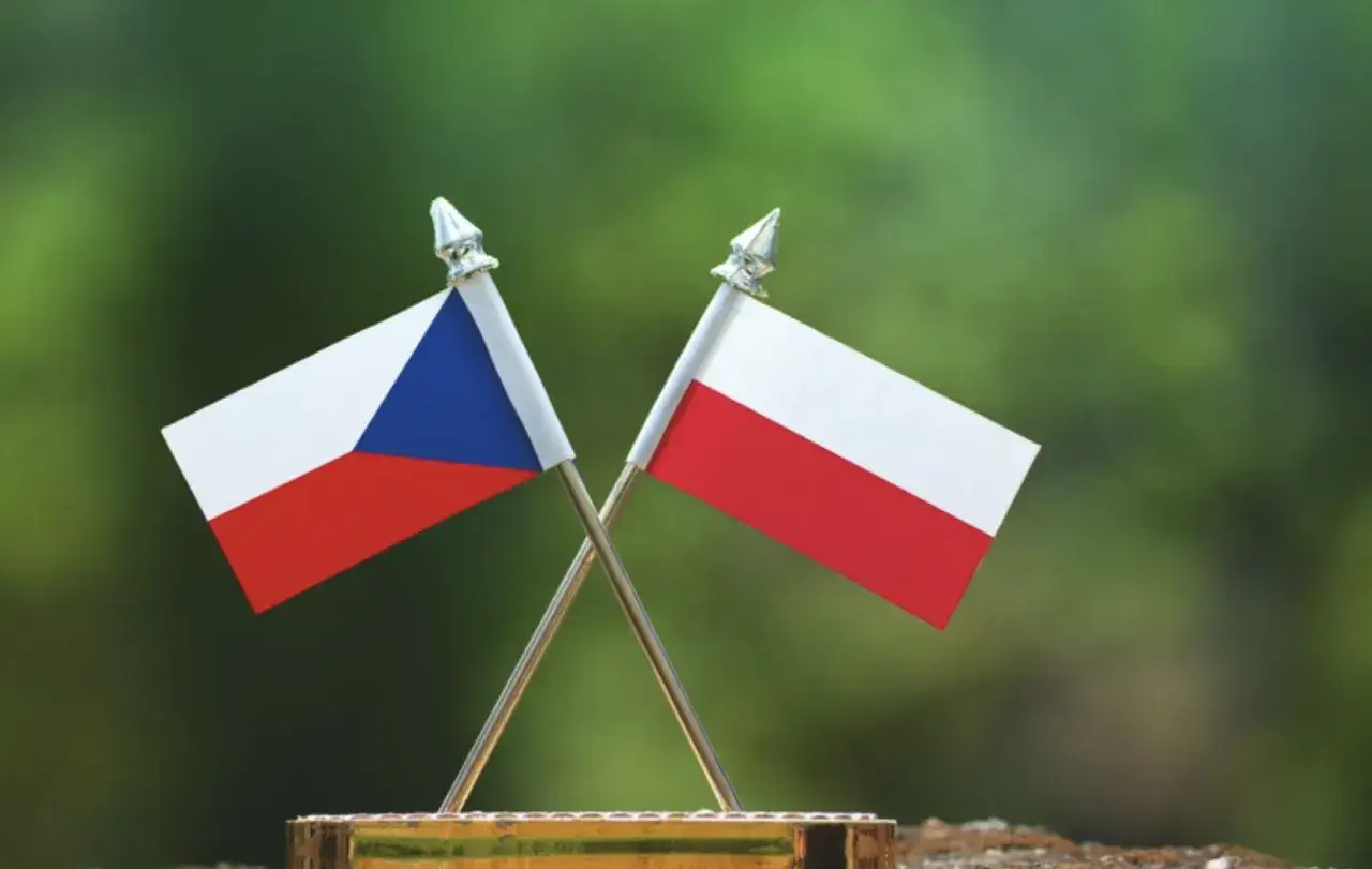 Flagi Czech i Polski skrzyżowane na tle zieleni. Czy do Czech dziecko musi mieć dowód?
