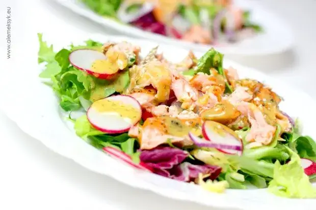 Jaki sos do sałatki z łososiem? Odkryj najlepsze przepisy na smaki