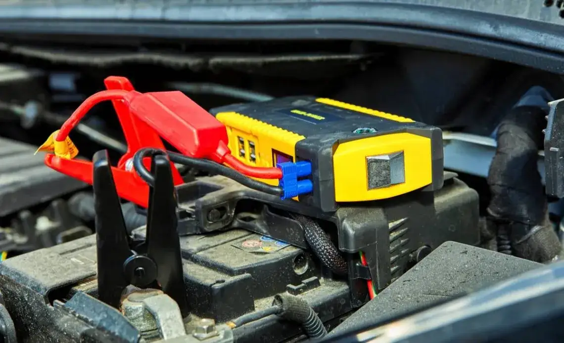 Jaki prostownik do akumulatora 100Ah? Wybierz mądrze i bezpiecznie!