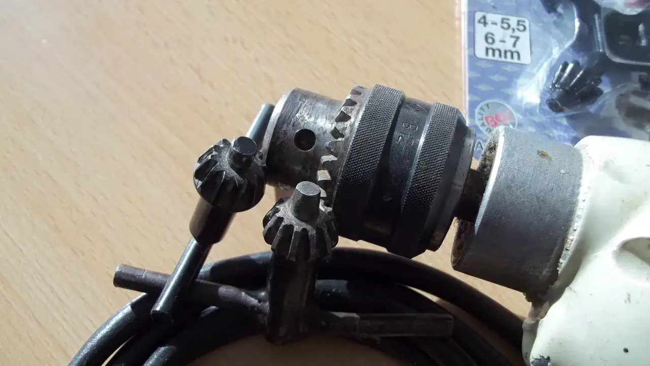 Zobacz skuteczne sposoby jak zdjąć uchwyt z wiertarki Celma bez uszkodzeń