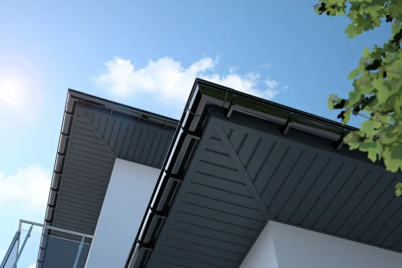 Nowoczesna podbitka dachowa w kolorze grafitowym, idealnie komponująca się z dachem.