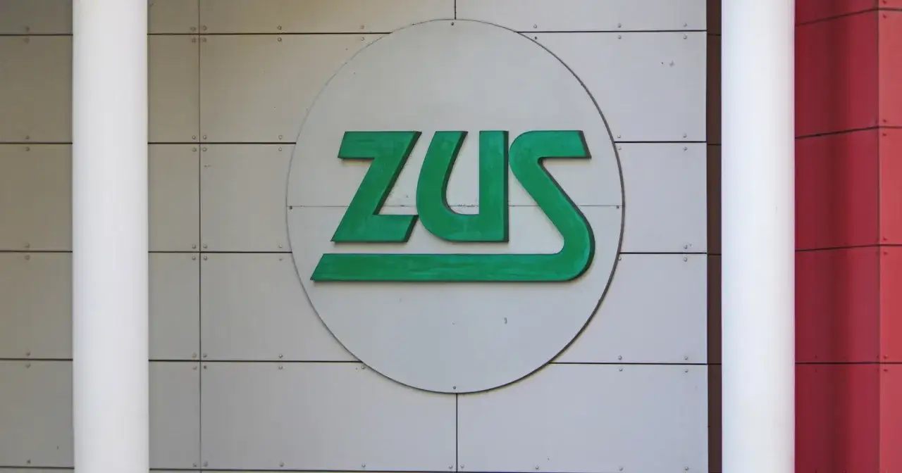 Logo ZUS. Zastanawiasz się, czy na L4 można wyjechać za granicę? Sprawdź przepisy ZUS.