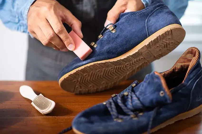 Jak usunąć klej z butów zamszowych bez ich uszkodzenia?