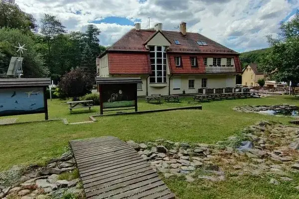 Co to jest placówka oświatowa i jakie pełni funkcje w edukacji?