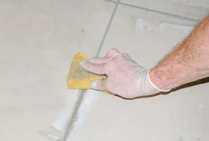 Jak zrobić fugę z cementu – krok po kroku do perfekcyjnych spoin