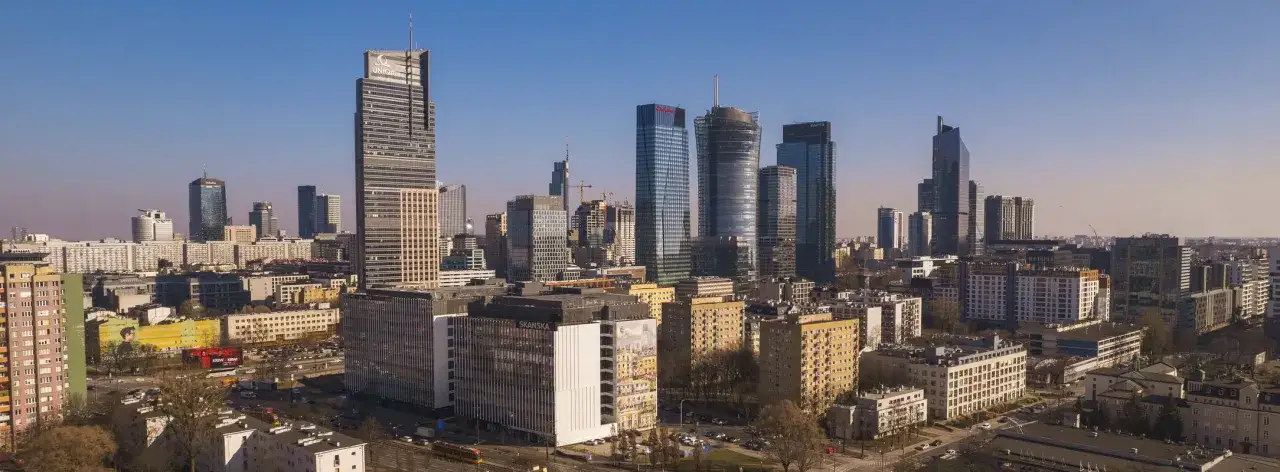 Warszawski krajobraz miejski z wieżowcami. Zastanawiasz się, jak zacząć inwestować w nieruchomości? To miejsce może być inspiracją.