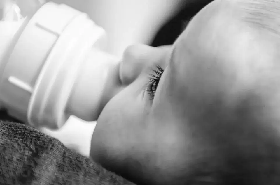 Ile ml powinno jeść 3 miesięczne dziecko, aby uniknąć problemów zdrowotnych?