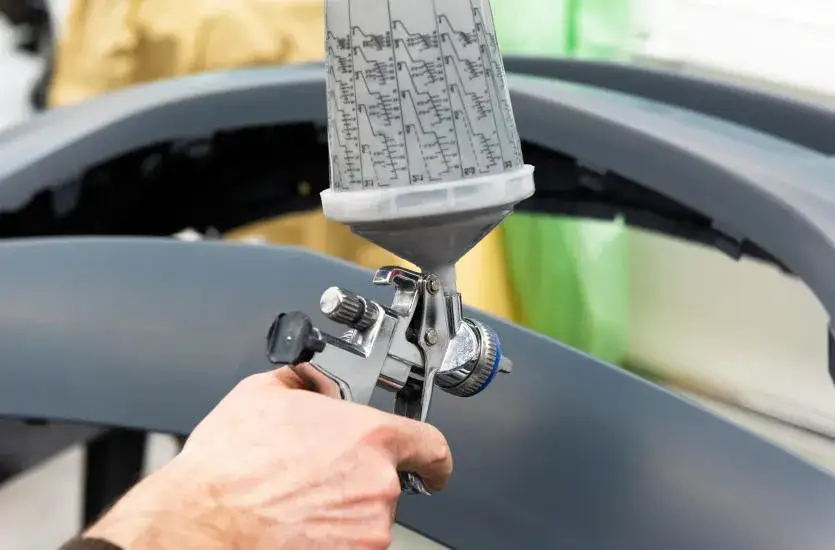 Ile zarabia lakiernik samochodowy? Sprawdź, czy to opłacalny zawód w Polsce