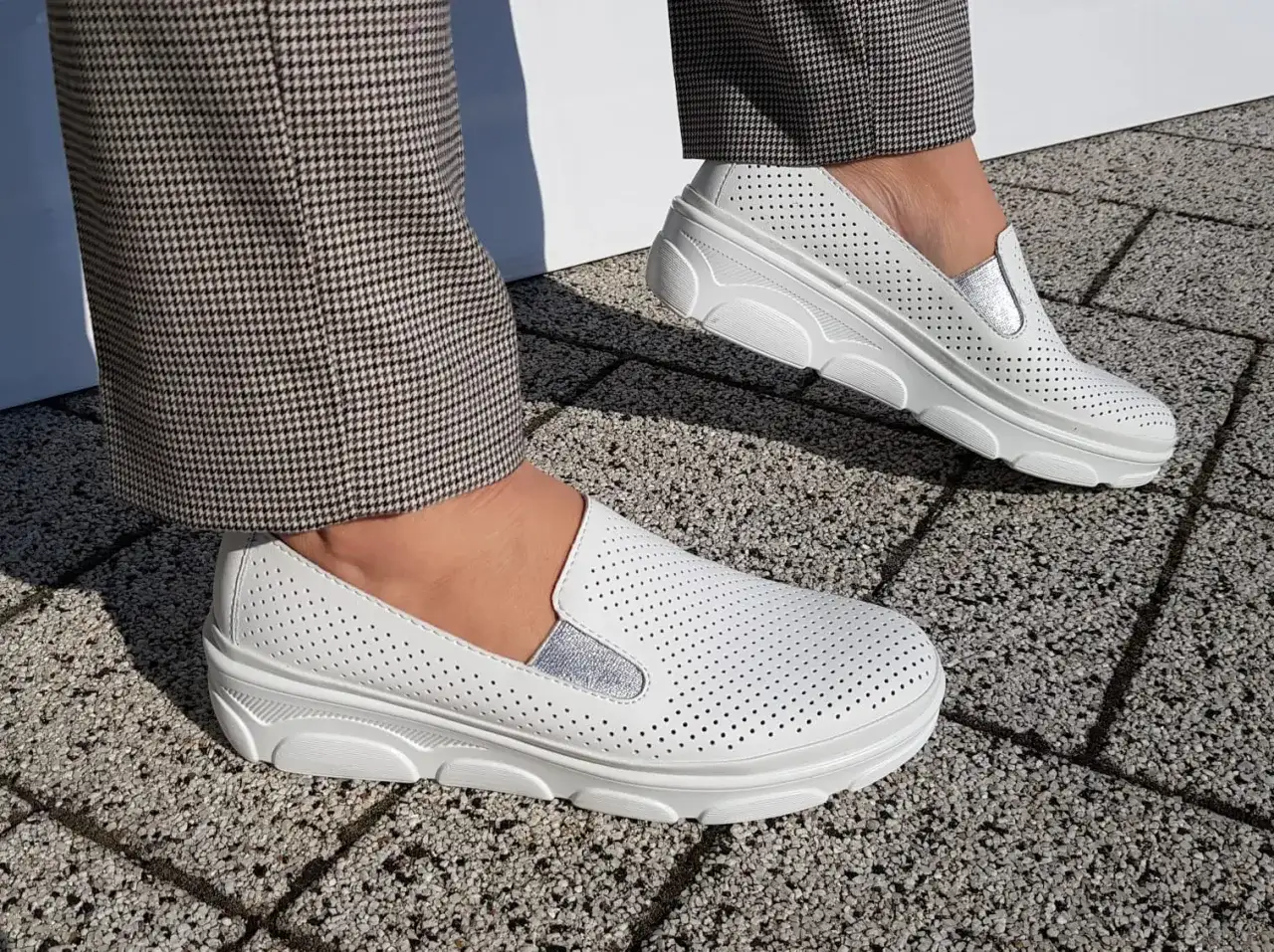 Jakie buty do spodni w kratę damskie – stylowe połączenia na każdą okazję