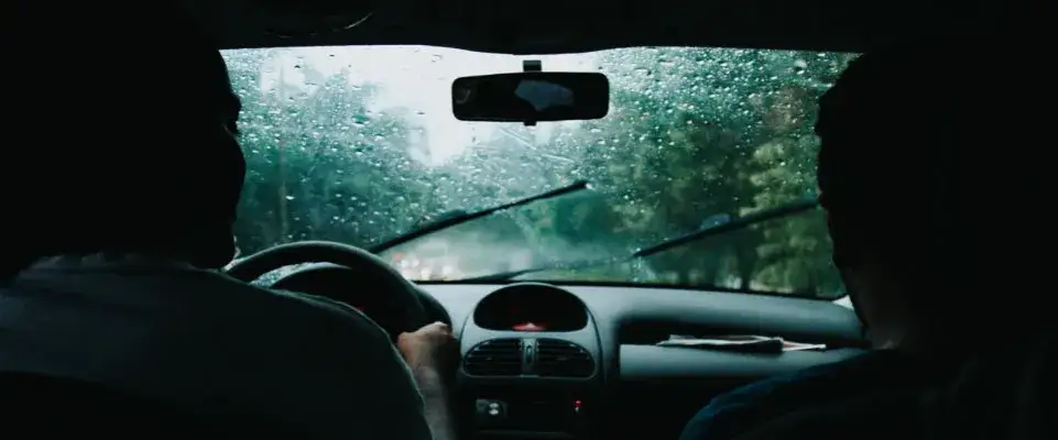 Czy w samochodzie jest bezpiecznie podczas burzy? Oto, co warto wiedzieć