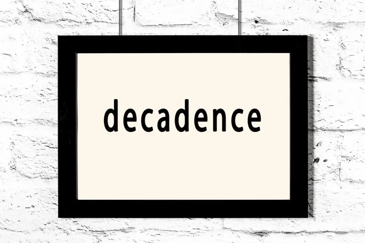 Czarno-biały obraz z napisem "decadence". Czy to dekadentyzm?