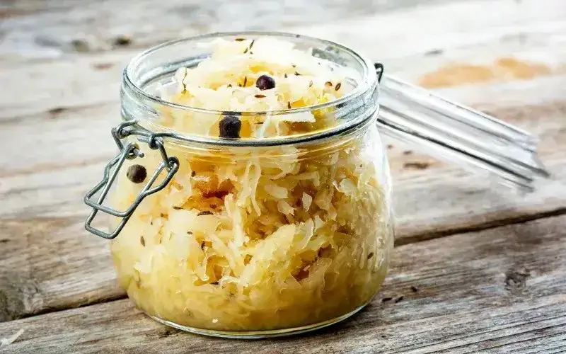 Gotowana kapusta kiszona: Czy nadal zdrowa? Wpływ na witaminy i probiotyki