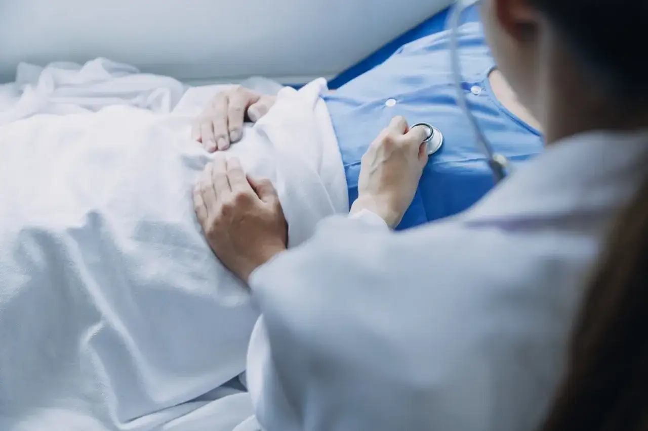 Lekarz osłuchuje pacjenta po ablacji. Ważne jest, czego nie wolno po ablacji, by zapewnić rekonwalescencję.