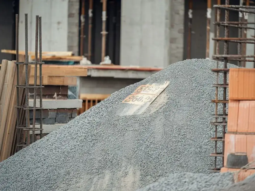 Ile kosztuje tona żwiru do betonu? Sprawdź aktualne ceny i różnice