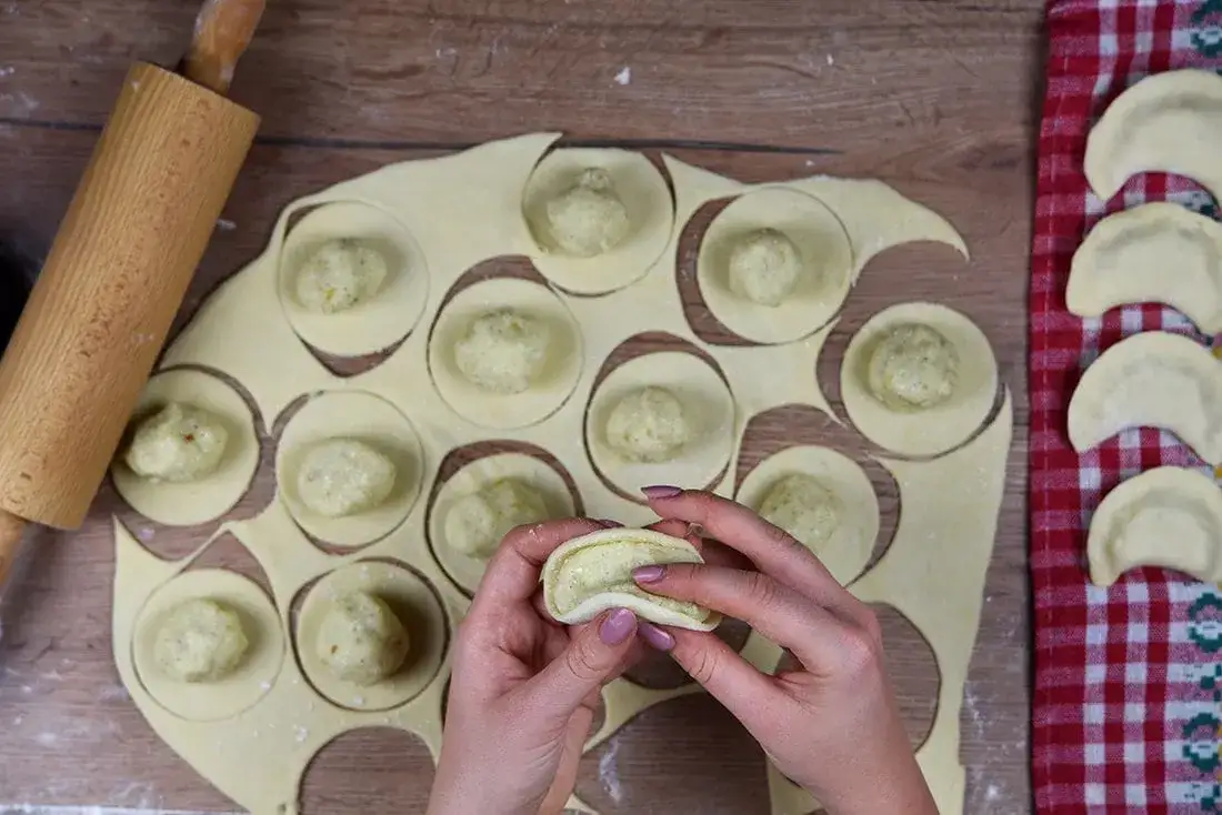 Przepis na ciasto pierogowe z maślanką – idealne na każde pierogi