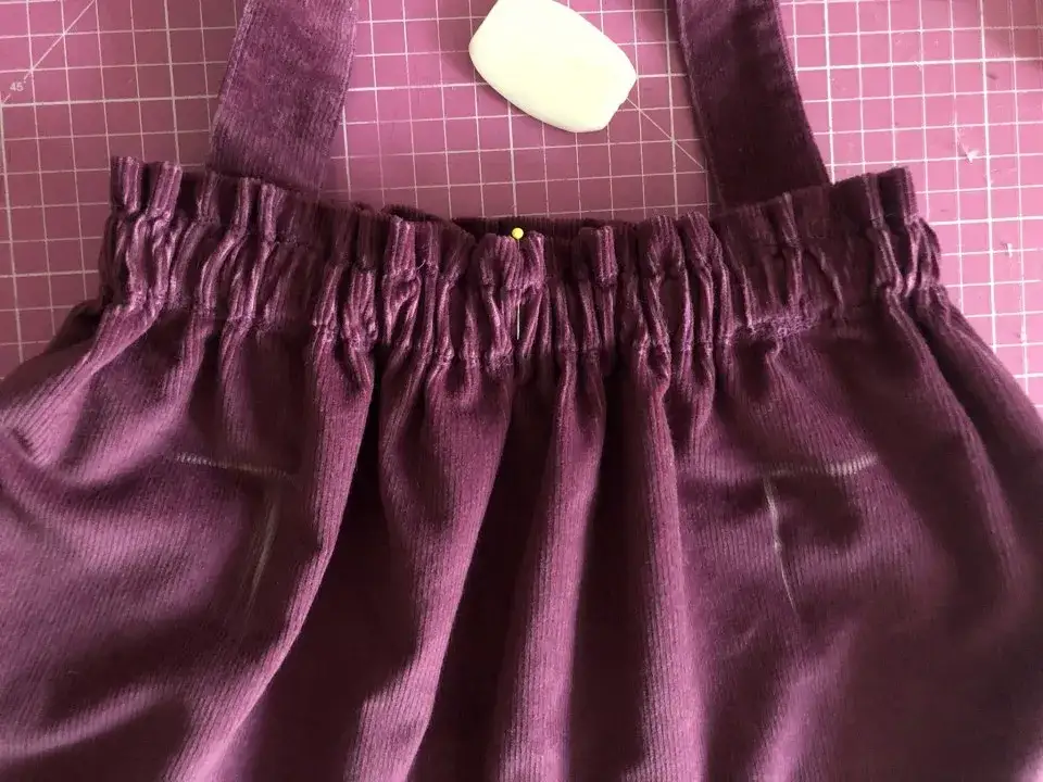 Jak uszyć spódniczkę na szelkach - proste kroki, które musisz znać