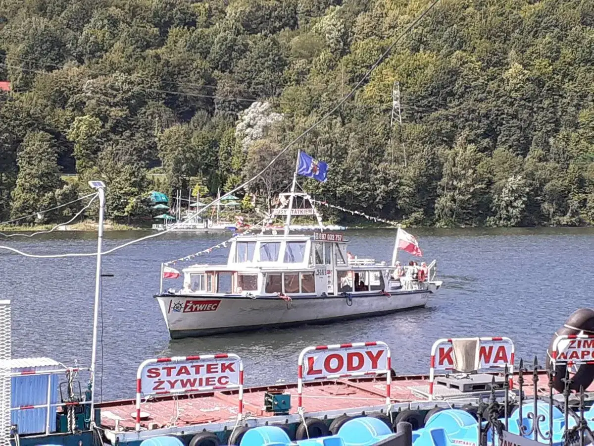 Rejsy statkiem po jeziorze żywieckim: Ceny, trasy i atrakcje