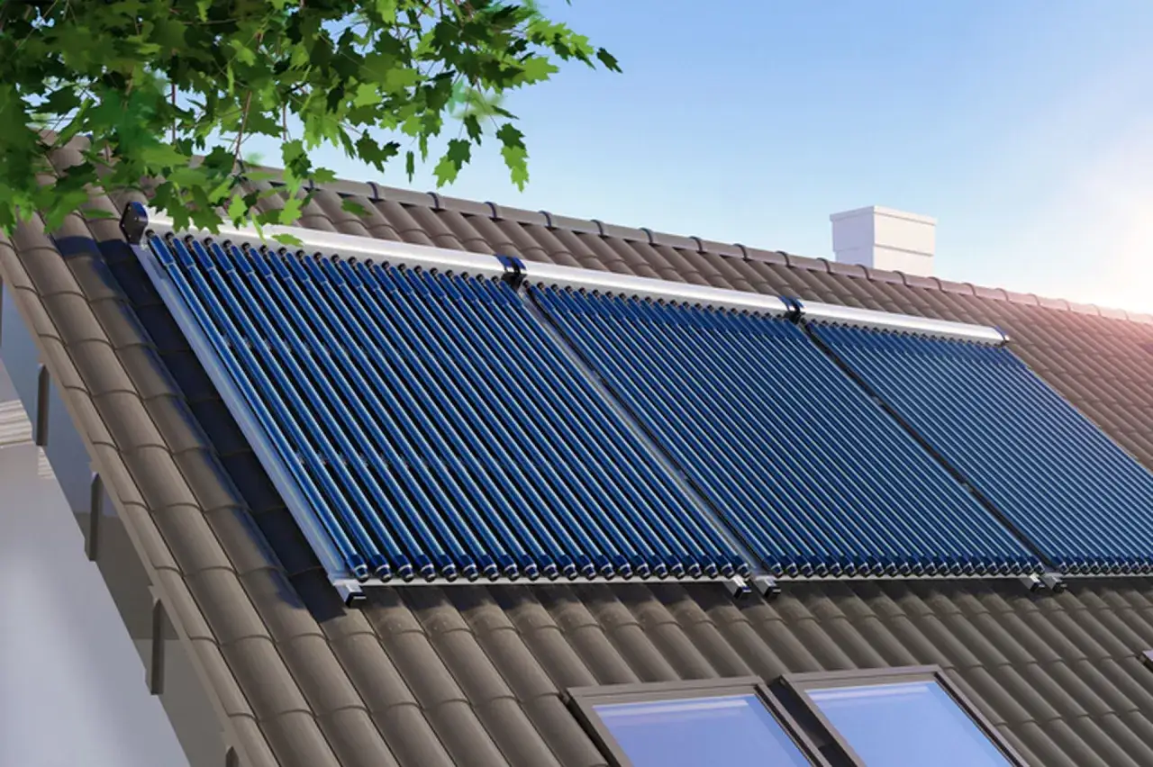 Kolektory słoneczne na dachu domu, idealne do pozyskania dofinansowanie do solarów na wodę.