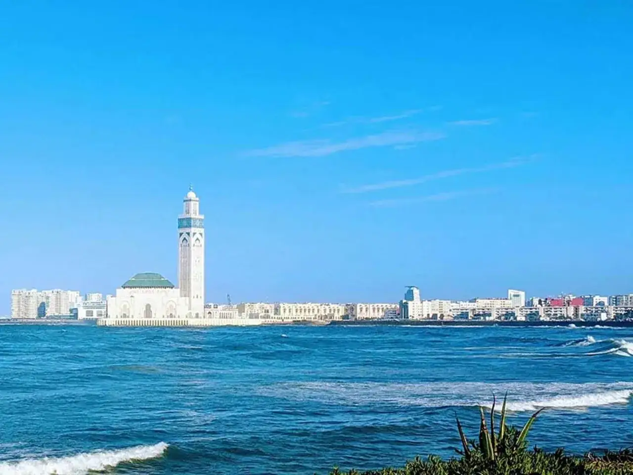 Meczet Hassana II w Casablance nad oceanem, z widokiem na miasto.
