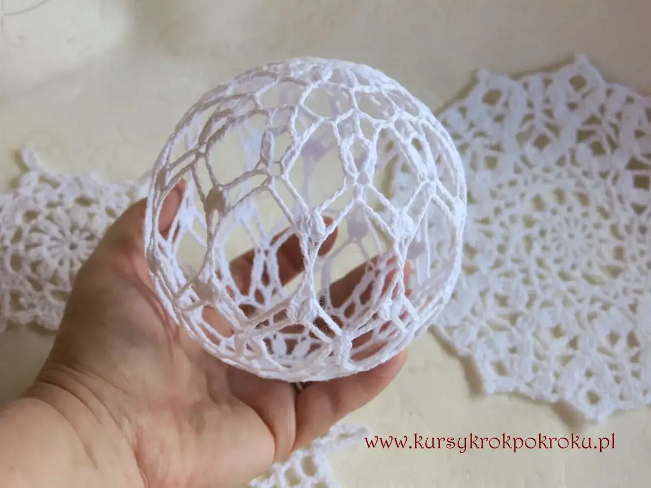 Szydełkowe ozdoby choinkowe: Poradnik DIY dla początkujących