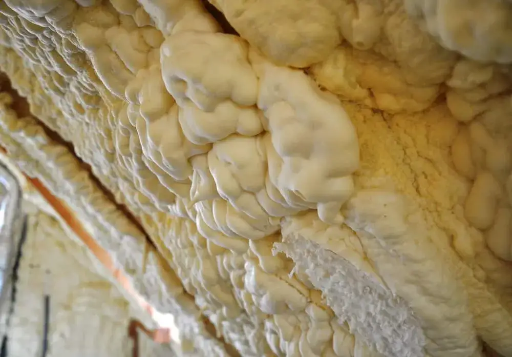 Jak ocieplić dom z bali, aby uniknąć problemów z wilgocią i kosztami