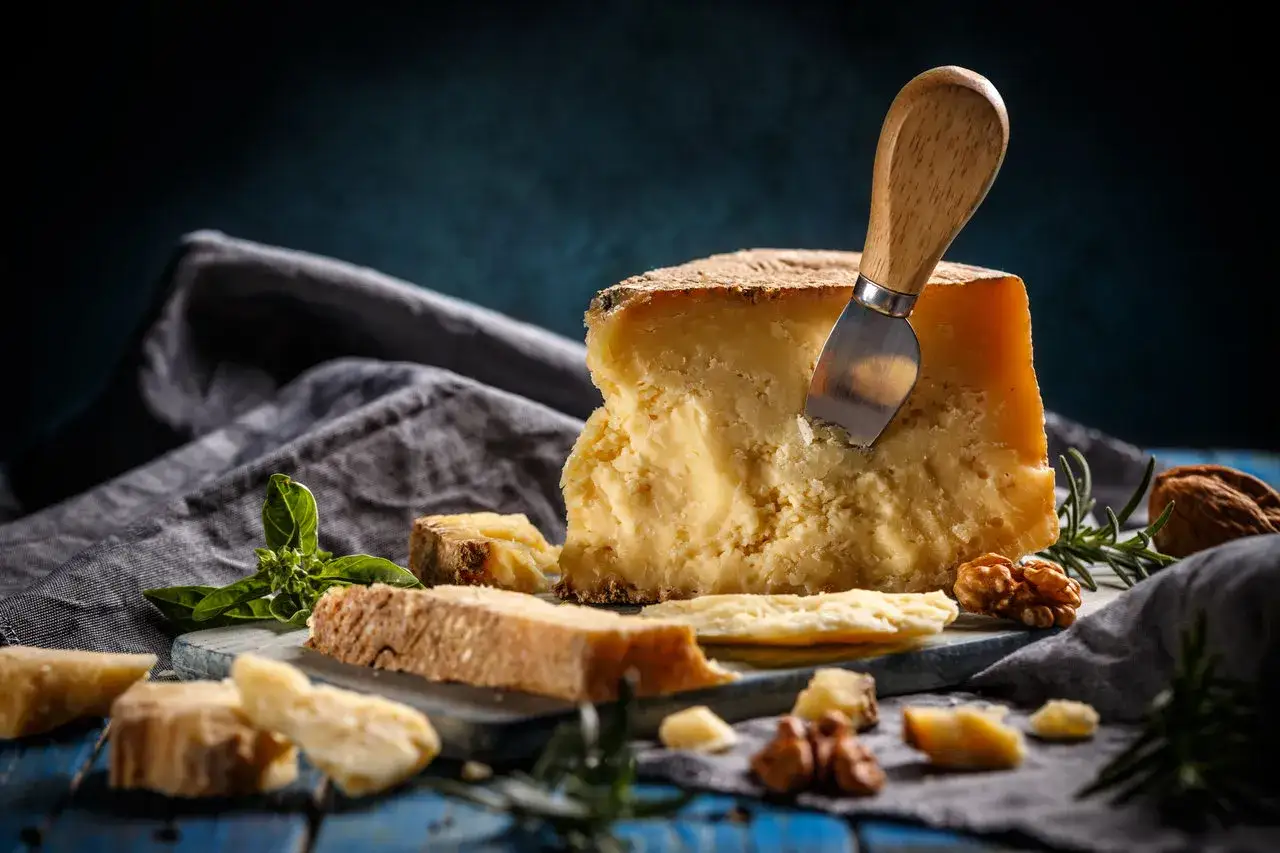 Co zamiast parmezanu? Grana Padano, Pecorino i wegańskie triki.