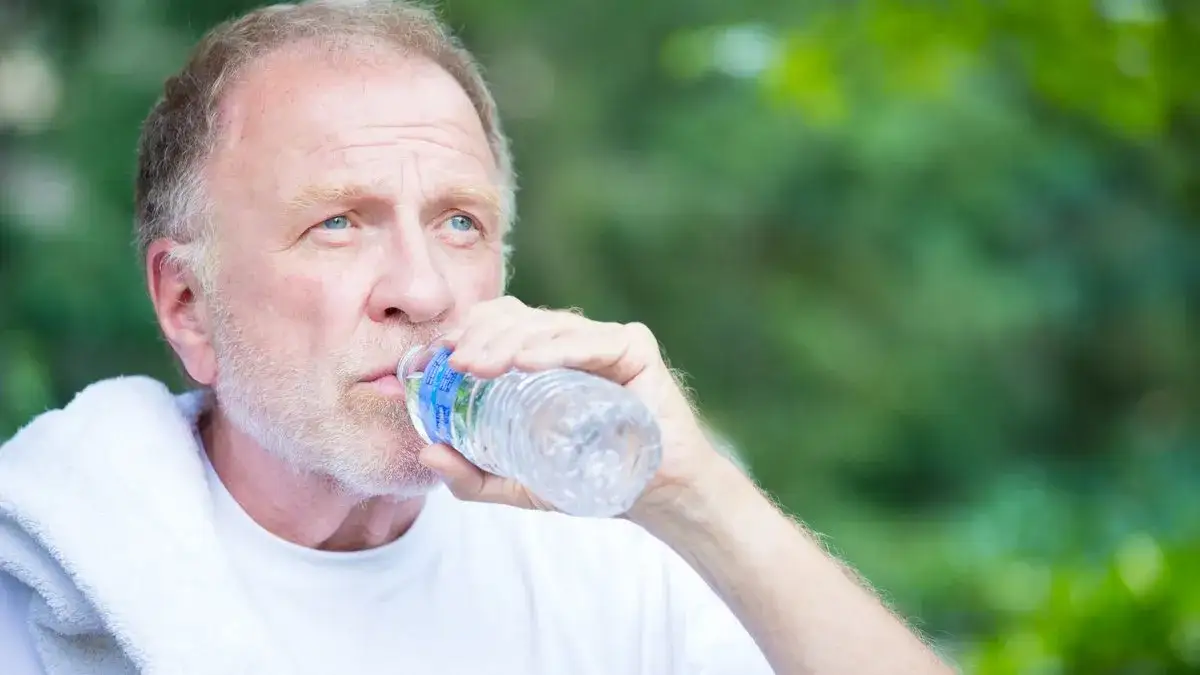 Objawy odwodnienia u starszej osoby – nie bagatelizuj tych sygnałów