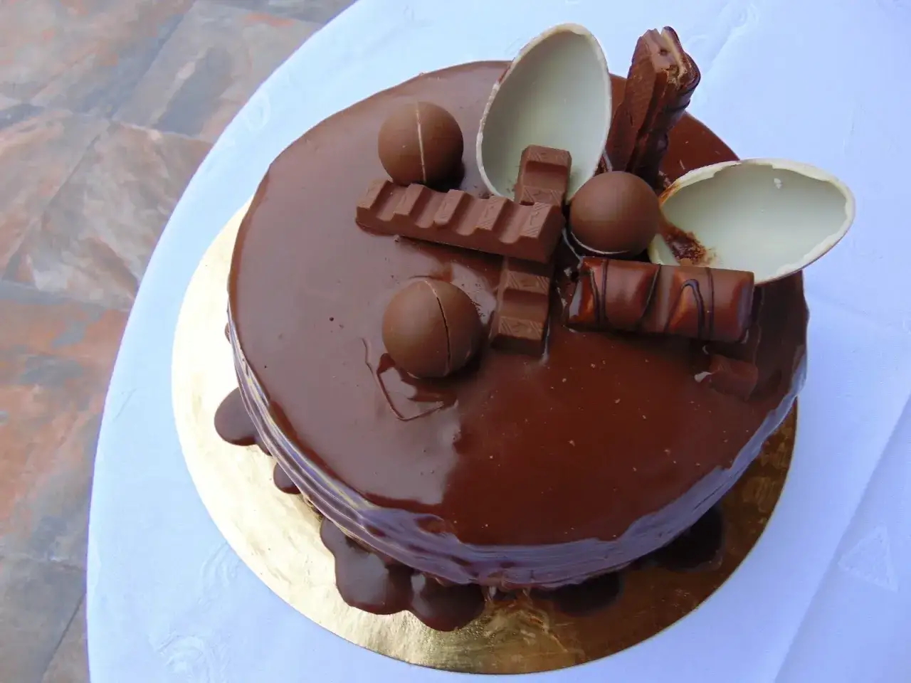 Jak perfekcyjnie polać tort polewą czekoladową bez błędów i nierówności