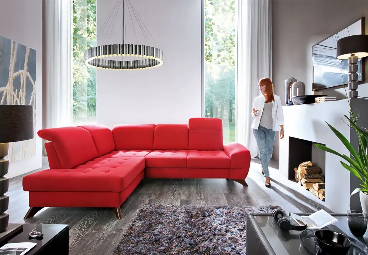 Czerwona kanapa: Jaki kolor ścian? Stwórz salon marzeń!