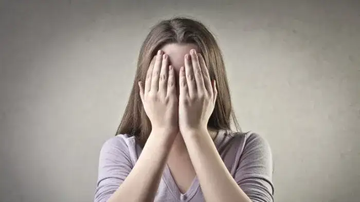 Jak skutecznie radzić sobie z osobowością unikającą i pokonać lęki