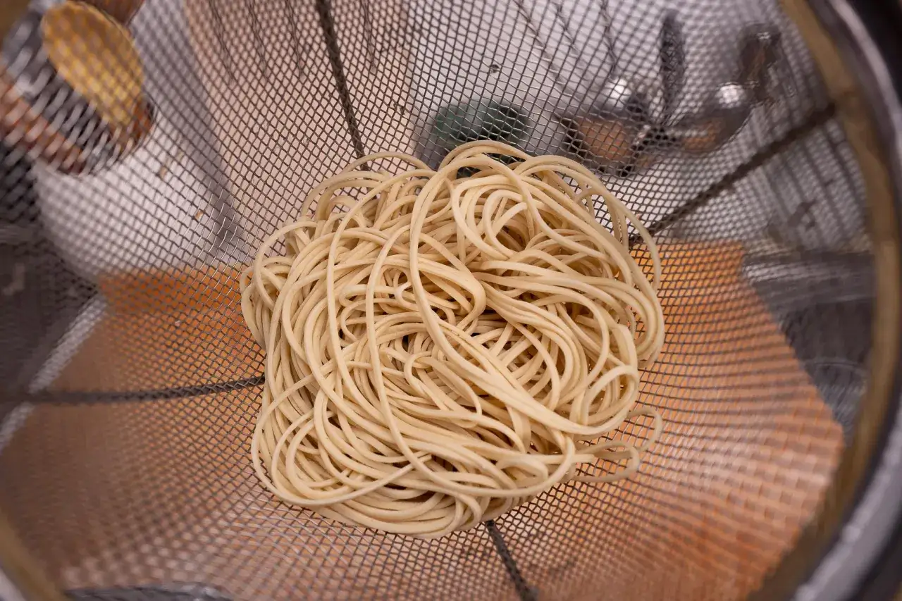Jak ugotować makaron ramen idealnie? Sekrety sprężystej tekstury