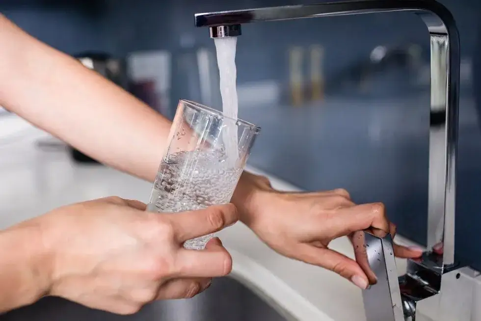 Co zawiera woda z kranu i dlaczego warto ją pić?