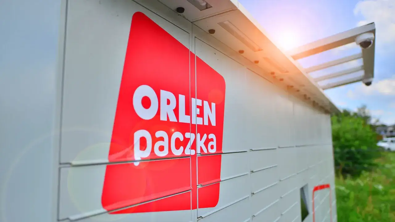 Automaty paczkowe Orlen Paczka z logo marki.