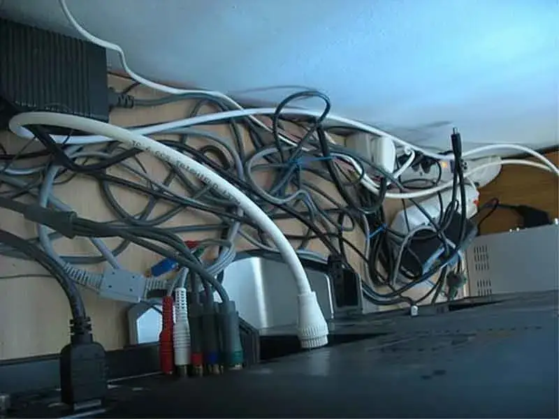 Jak uporządkować kable za telewizorem i uniknąć bałaganu w domu