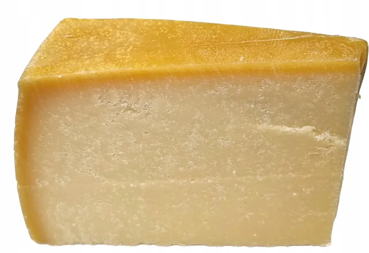 Czy grana padano to parmezan? Odkryj kluczowe różnice i smaki