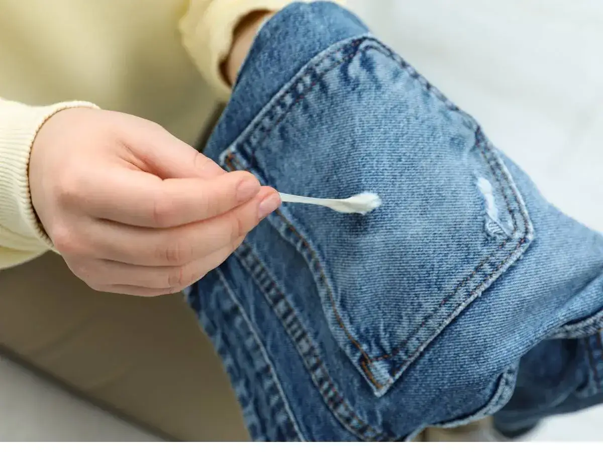 Jak usunąć żywicę ze spodni – skuteczne metody i porady na plamy