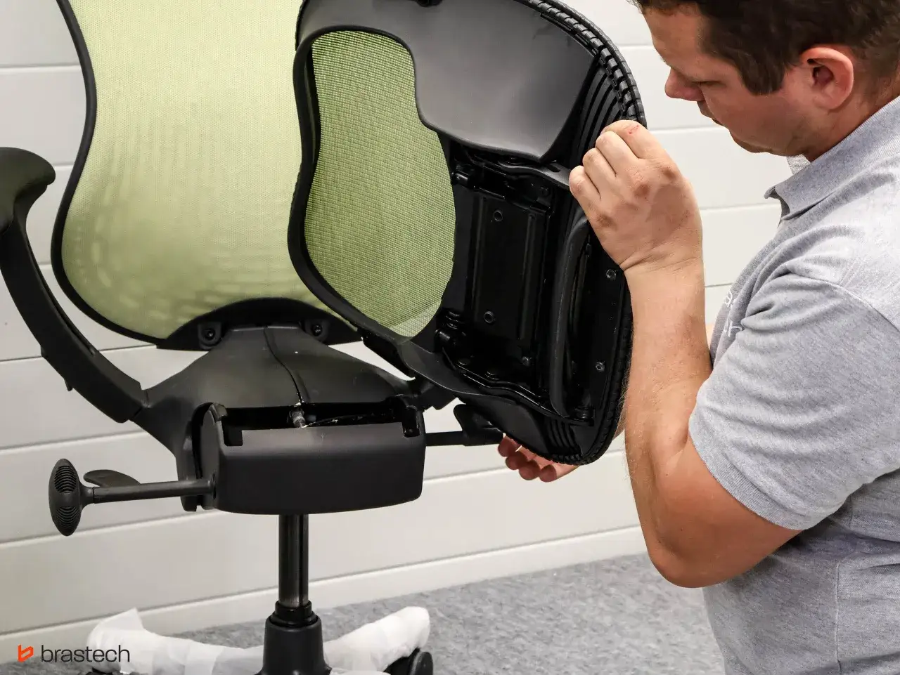 Krzesło obrotowe: Jak obniżyć i co zrobić, gdy się zablokuje?