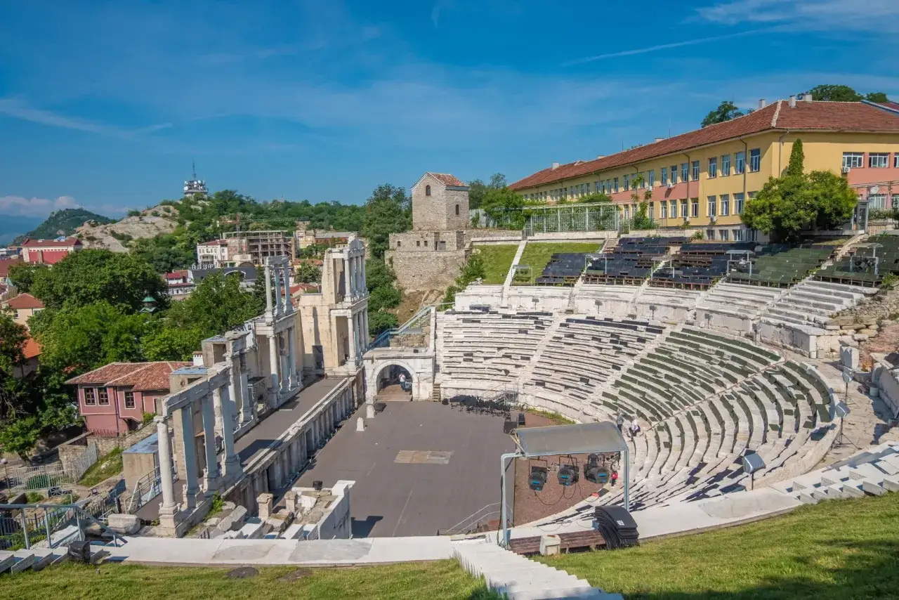 Starożytny teatr w Plovdiv, Bułgaria, z widokiem na miasto i wzgórza.