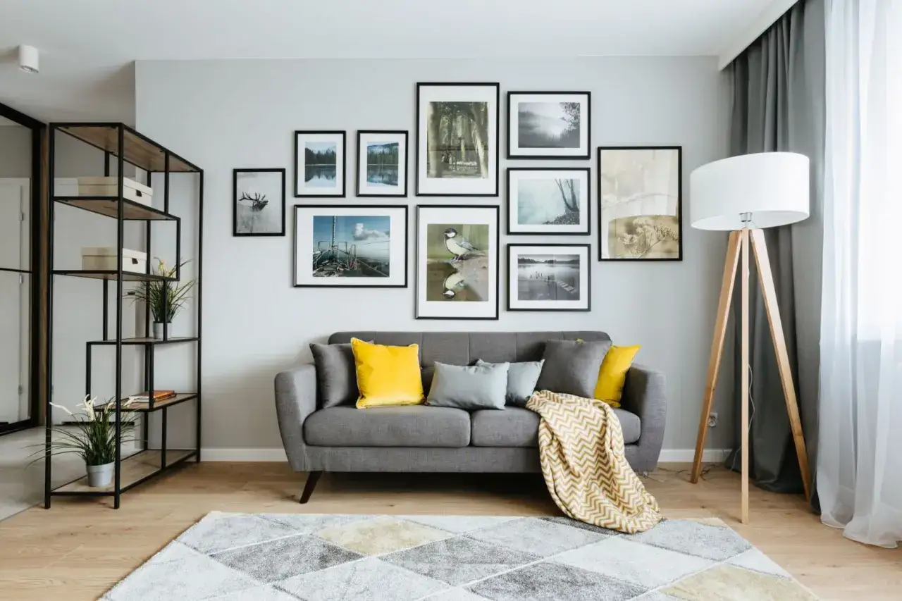 Odmień salon: Co powiesić na ścianę? Pomysły i trendy