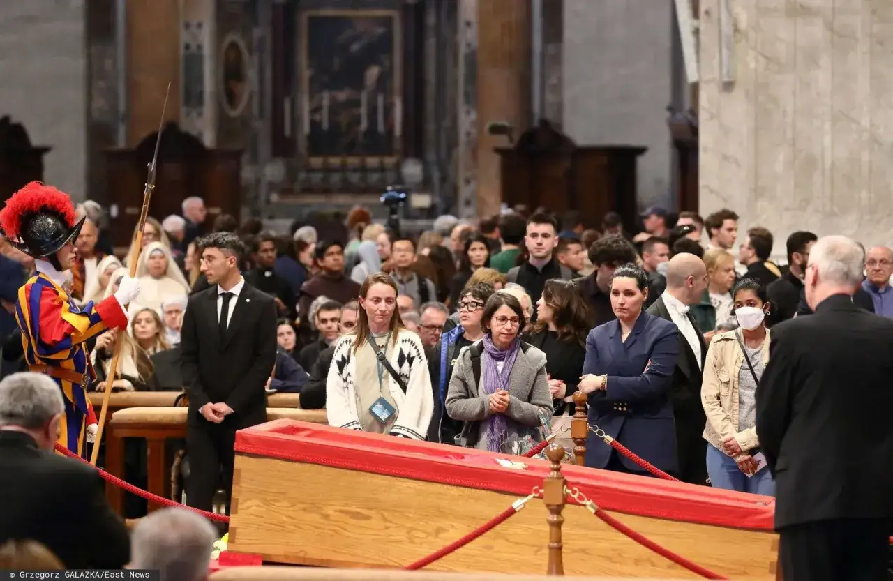 Kto siedzi za trumną w kościele? Zrozumienie ważnych tradycji
