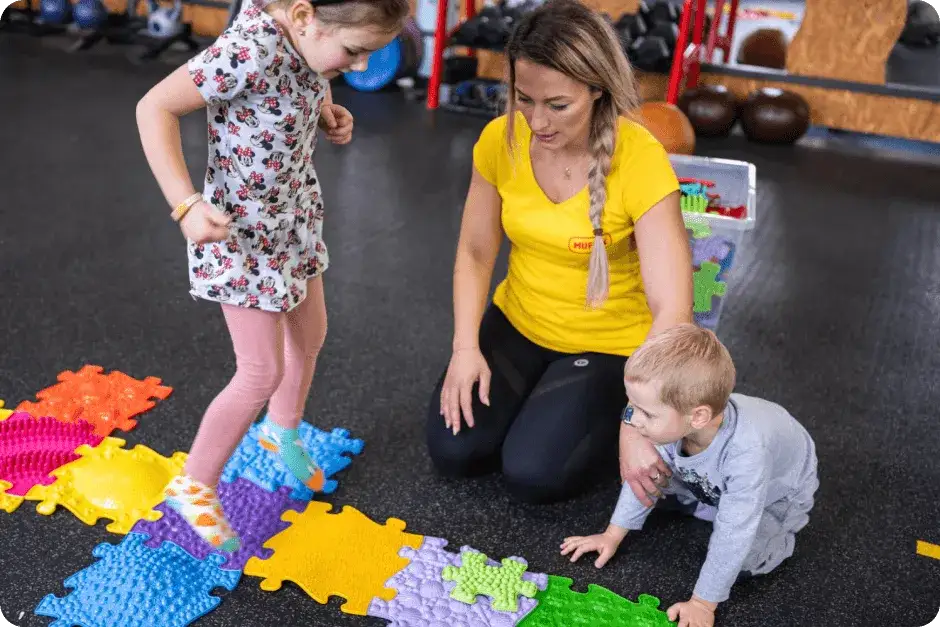 Mata sensoryczna: Jak aktywować rozwój i wybrać idealną dla dziecka?