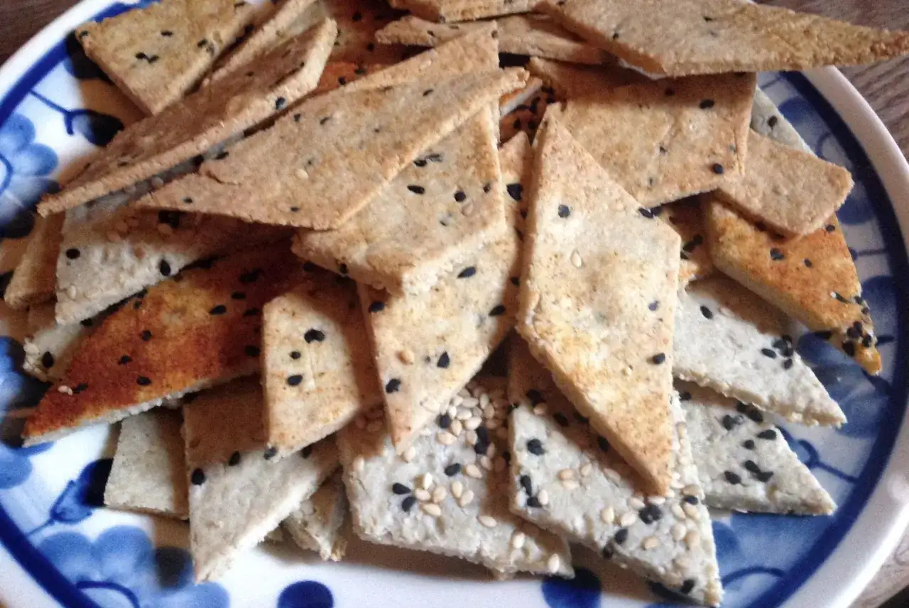 Chrupiące krakersy bezglutenowe z czarnym sezamem, idealne na przekąskę. Przepis na nie jest prosty!