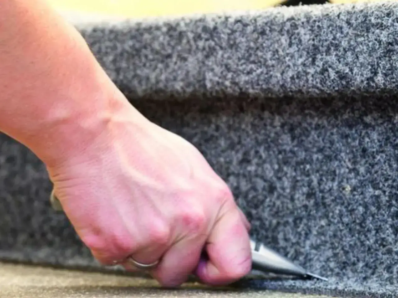 Jak położyć wykładzinę dywanową na schodach - uniknij najczęstszych błędów