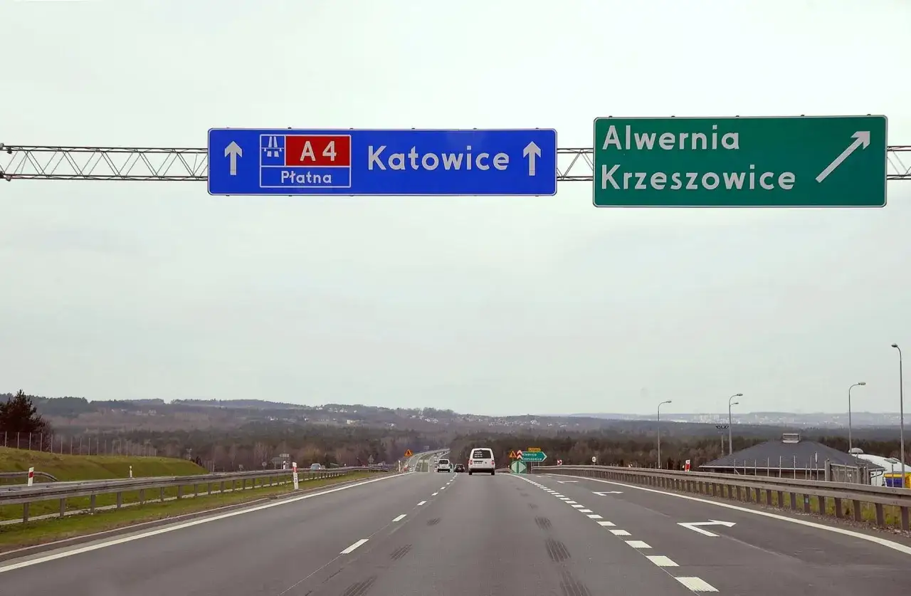 Znak drogowy autostrady A4 z kierunkami na Katowice, Alvernia i Krzeszowice.