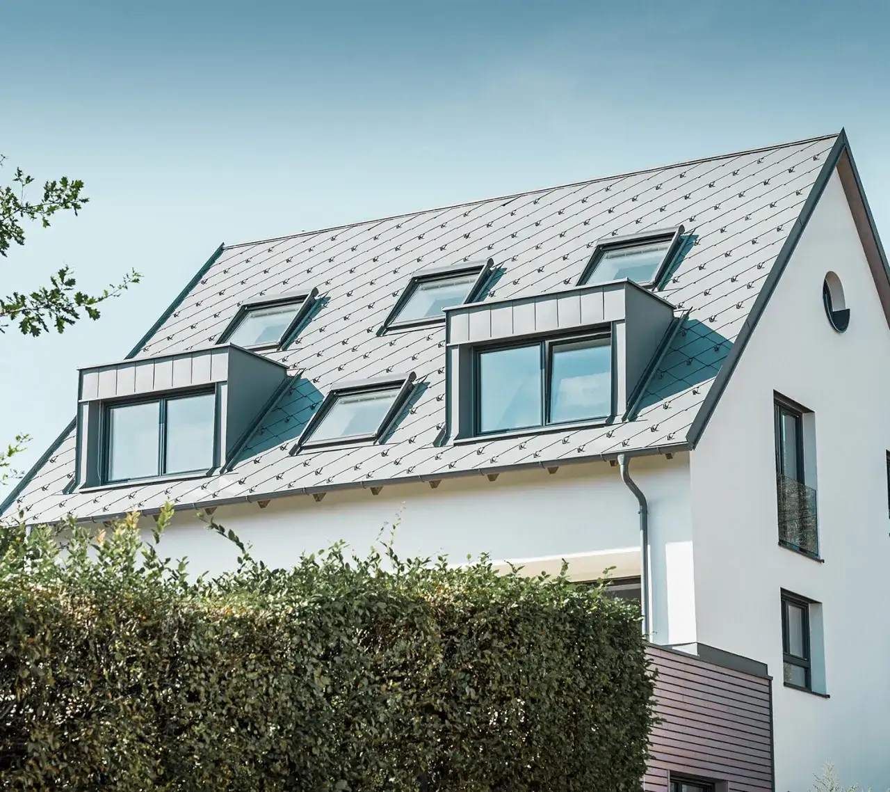 Czym pokryć dach? Najlepsze materiały, które zaoszczędzą Twój budżet