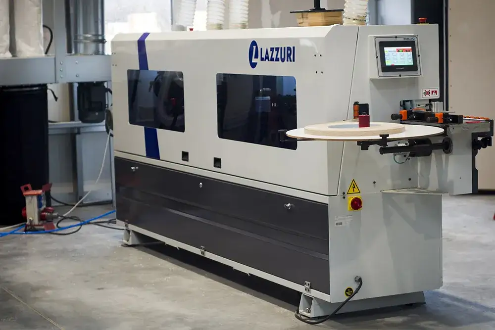 Jaką okleiniarkę do małego warsztatu wybrać, aby zaoszczędzić miejsce?