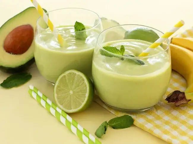 Batido de aguacate y plátano: Receta cremosa, trucos y beneficios