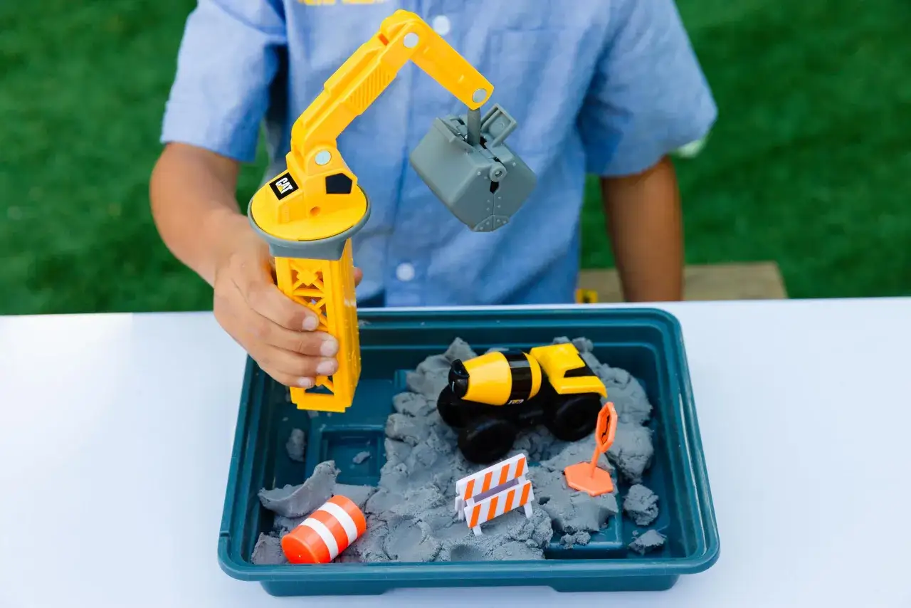 Wywrotka CAT zabawka - idealna konstrukcja dla małych budowniczych