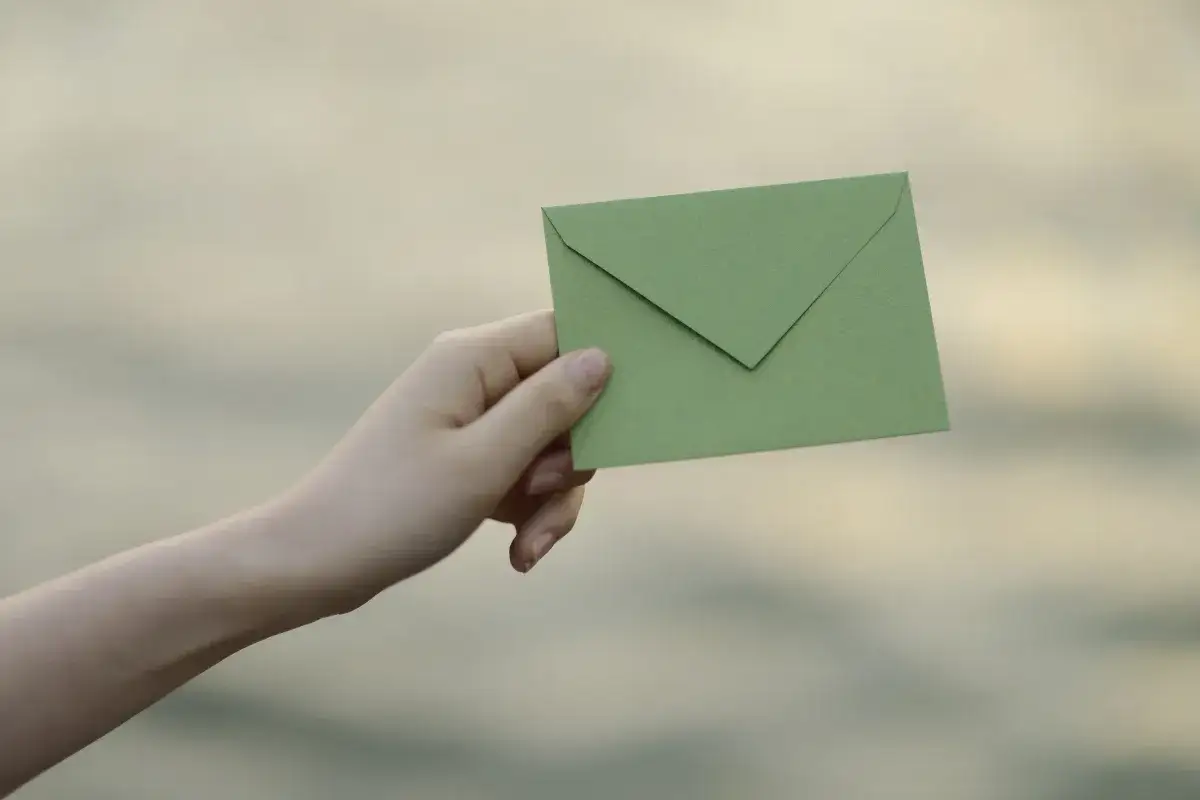 Podpis na kopercie weselnej? Zrób to z klasą! Poradnik