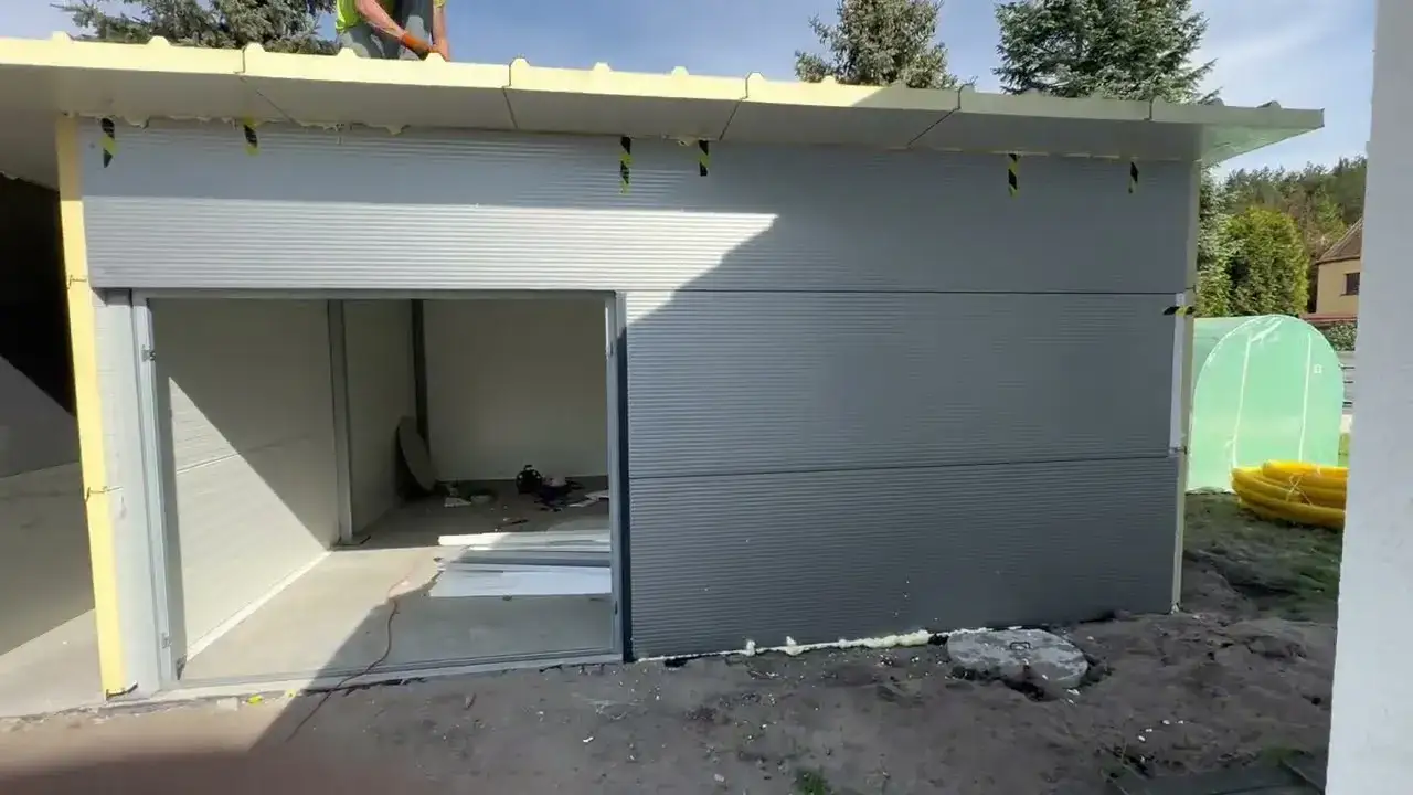 Jak zrobić drzwi garażowe z płyty warstwowej - uniknij kosztownych błędów